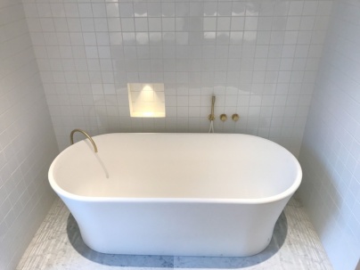 Conception d'une salle de bain en carrelages 10 x 10 cm blanc et d'un bar