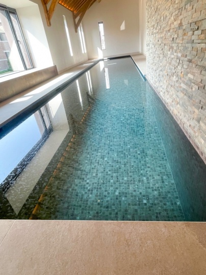 Création d'une piscine couloir de nage en mosaïques